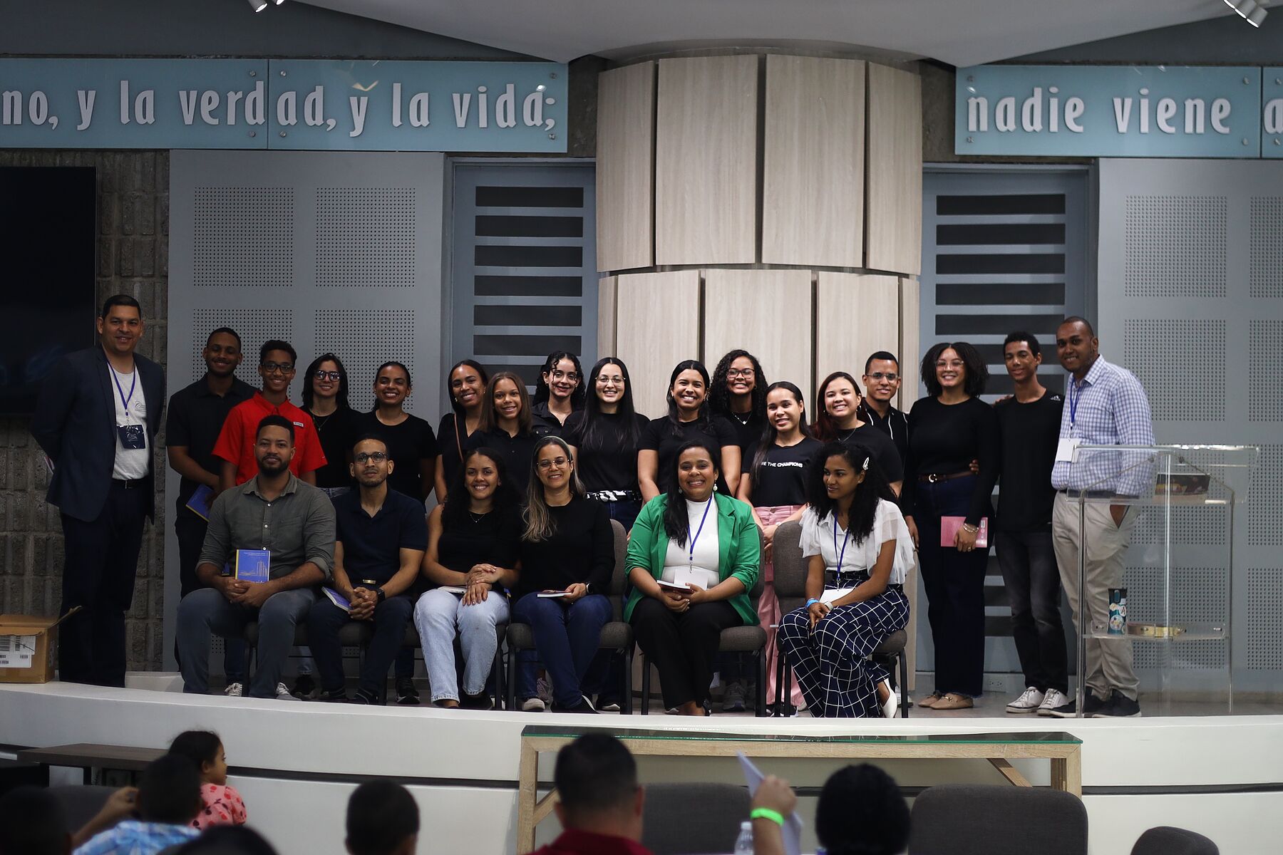 Foto de grupo de los padres y facilitadores del Prácticum 2026 en el altar de la Iglesia de Convertidos a Cristo.